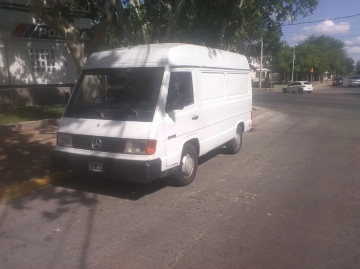 Robaron una combi cerca del Parque de Mayo y la encontraron a las pocas cuadras Robaron una combi cerca del Parque de Mayo y la encontraron a las pocas cuadras