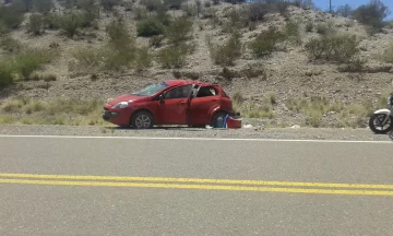 Familia catamarqueña volcó en Jáchal: una mujer, grave Familia catamarqueña volcó en Jáchal: una mujer, grave