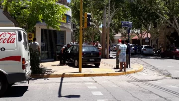 Se metió a la vereda y rompió el frente de un local tras chocar en un cruce con semáforos Se metió a la vereda y rompió el frente de un local tras chocar en un cruce con semáforos