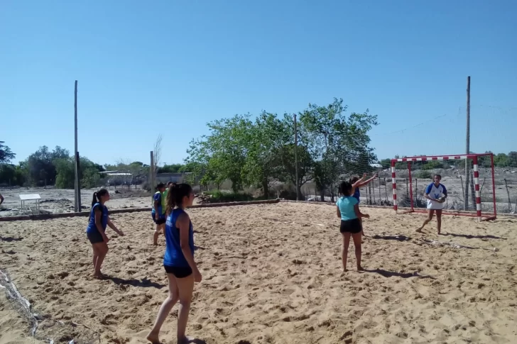 Las chicas de handball de la UNSJ se ponen a punto