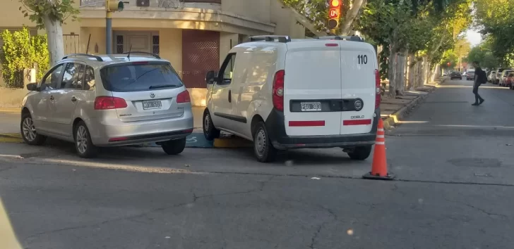Dos vehículos quedaron sobre la vereda luego de protagonizar un choque Dos vehículos quedaron sobre la vereda luego de protagonizar un choque