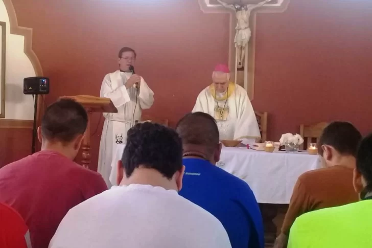 Cinco jóvenes recibieron su Primera Comunión durante el emotivo lavado de pies a presos