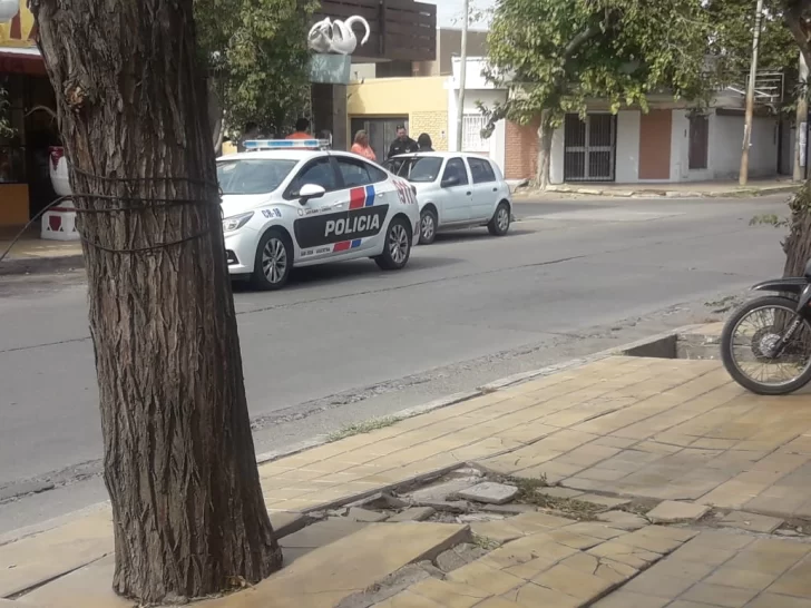Se bajó en un jardín, dejó a su hija en el auto y motochorros rompieron un vidrio para robarle