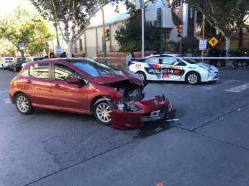 Violento choque entre un patrullero y un auto en un cruce con semáforos del centro Violento choque entre un patrullero y un auto en un cruce con semáforos del centro