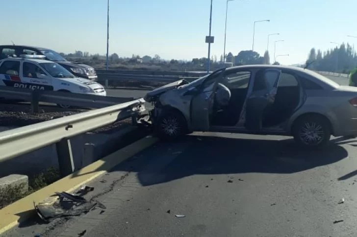 Dos autos protagonizaron un violento accidente e impactaron contra los guardarraíls