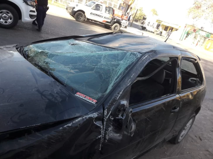 Violento triple choque en un cruce con semáforos: un auto terminó dado vuelta Violento triple choque en un cruce con semáforos: un auto terminó dado vuelta