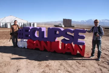 Son de distintos países y los unió la fotografía: vinieron a cazar la mejor imagen del eclipse Son de distintos países y los unió la fotografía: vinieron a cazar la mejor imagen del eclipse