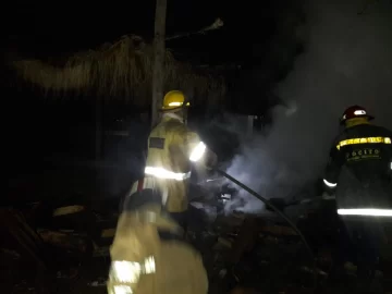Un incendio intencional amenazó con extenderse hasta una vivienda en Pocito