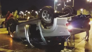 Se salvaron de milagro al protagonizar un violento vuelco cerca de El Pinar Se salvaron de milagro al protagonizar un violento vuelco cerca de El Pinar