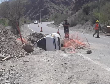 Por la precaria señalización, un auto cayó a una enorme zanja en la Quebrada de Zonda Por la precaria señalización, un auto cayó a una enorme zanja en la Quebrada de Zonda