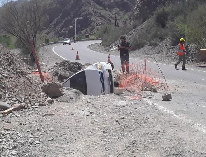 Por la precaria señalización, un auto cayó a una enorme zanja en la Quebrada de Zonda Por la precaria señalización, un auto cayó a una enorme zanja en la Quebrada de Zonda