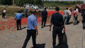 Violento choque: un camión con tomates quedó desarmado y un auto terminó en un zanjón Violento choque: un camión con tomates quedó desarmado y un auto terminó en un zanjón