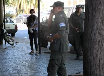 Los dos extranjeros quedaron detenidos, en aislamiento y evalúan su expulsión Los dos extranjeros quedaron detenidos, en aislamiento y evalúan su expulsión