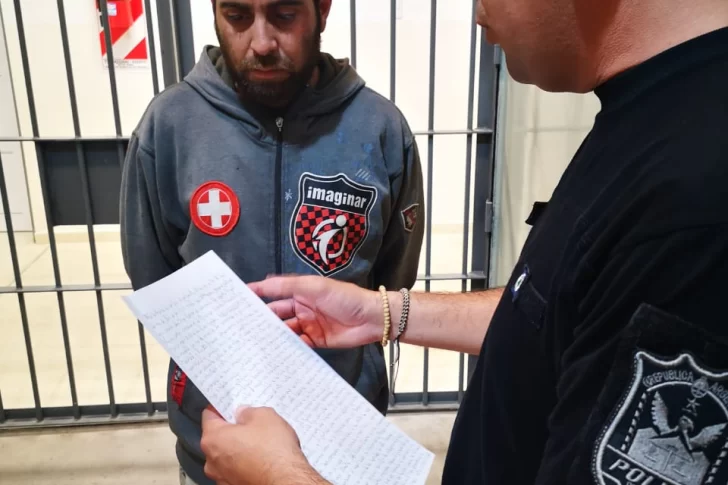 Violó la cuarentena, el hijo de su novia le robó y terminó desnudo en la calle