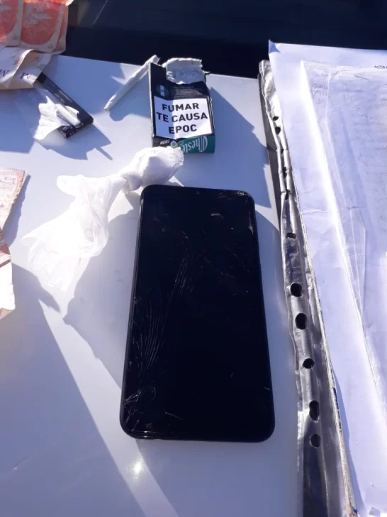 Se juntaron a beber, a drogarse y uno quiso sobornar a los policías que los detuvieron Se juntaron a beber, a drogarse y uno quiso sobornar a los policías que los detuvieron