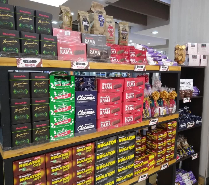 Un café sanjuanino convirtió sus sillas en góndolas para poder ofrecer sus productos Un café sanjuanino convirtió sus sillas en góndolas para poder ofrecer sus productos