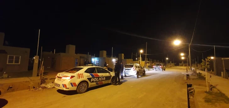 Discutió con su pareja mientras bebía, le arrojó una silla y un vaso y la amenazó con un cuchillo Discutió con su pareja mientras bebía, le arrojó una silla y un vaso y la amenazó con un cuchillo