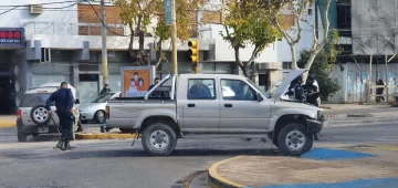 Dos camionetas chocaron violentamente en un cruce con semáforos Dos camionetas chocaron violentamente en un cruce con semáforos