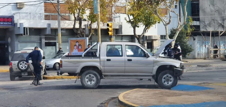 Dos camionetas chocaron violentamente en un cruce con semáforos Dos camionetas chocaron violentamente en un cruce con semáforos