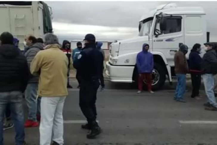 En desacuerdo con los duros controles, camioneros cortaron la Ruta 40