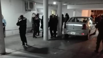 [FOTOS] Fiesta en el taller: hasta intentaron esconderse en los autos en reparación