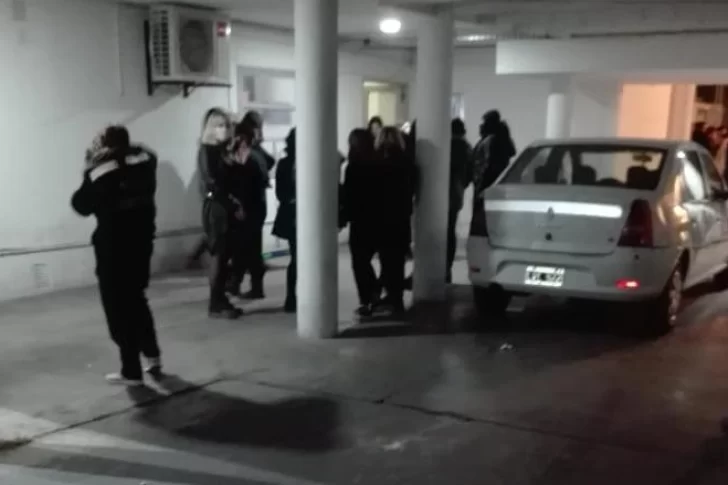 [FOTOS] Fiesta en el taller: hasta intentaron esconderse en los autos en reparación