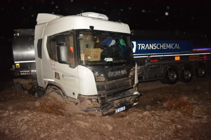 Se le atravesó un caballo, derrapó por la llovizna y quedó con el camión enterrado