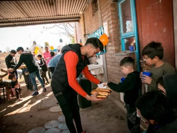 Un sábado de fútbol, fotos con estrellas y choripanes en el merendero ‘Rayitos de Sol’ Un sábado de fútbol, fotos con estrellas y choripanes en el merendero ‘Rayitos de Sol’