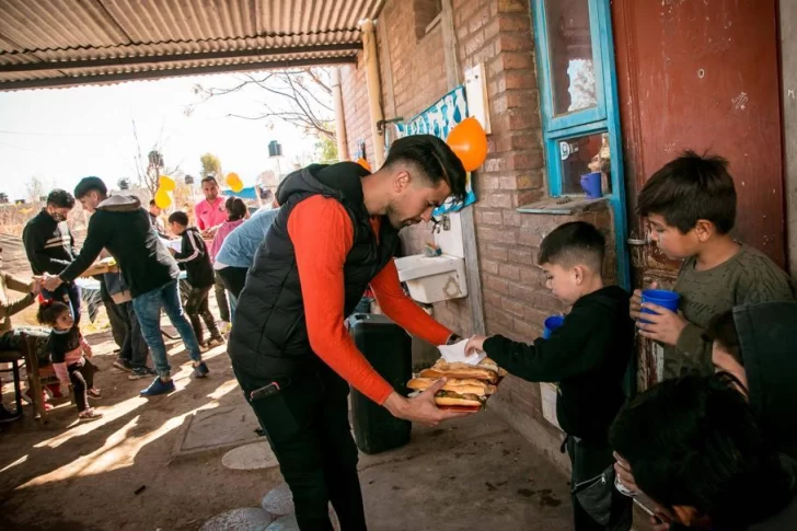 Un sábado de fútbol, fotos con estrellas y choripanes en el merendero ‘Rayitos de Sol’