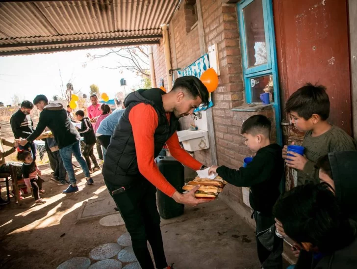 Un sábado de fútbol, fotos con estrellas y choripanes en el merendero ‘Rayitos de Sol’ Un sábado de fútbol, fotos con estrellas y choripanes en el merendero ‘Rayitos de Sol’