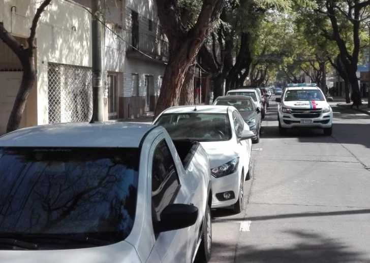 Llegó a su casa, vio a un ladrón adentro y lo persiguió varias cuadras hasta que lo detuvieron Llegó a su casa, vio a un ladrón adentro y lo persiguió varias cuadras hasta que lo detuvieron