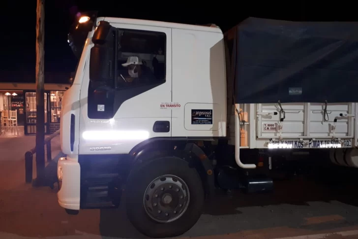 Para no romper la faja, un camionero chaqueño se bajó por la ventanilla y fue a un almacén