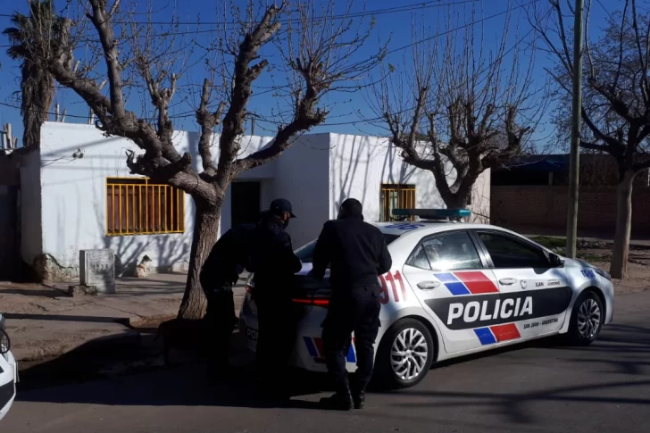 Detuvieron a 4 sujetos en una fiesta clandestina y otros diez se escaparon trepando paredes