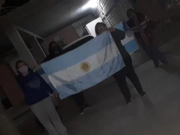 Aplausos y bocinazos: un barrio caucetero bloqueado reconoce a trabajadores esenciales Aplausos y bocinazos: un barrio caucetero bloqueado reconoce a trabajadores esenciales