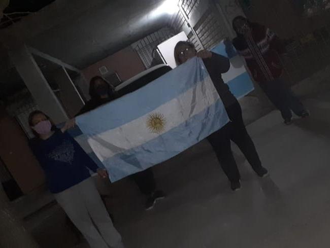 Aplausos y bocinazos: un barrio caucetero bloqueado reconoce a trabajadores esenciales Aplausos y bocinazos: un barrio caucetero bloqueado reconoce a trabajadores esenciales