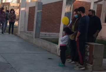Su contagio obligó a aislar su barrio, pero obtuvo el alta y los vecinos le dieron una cálida bienvenida Su contagio obligó a aislar su barrio, pero obtuvo el alta y los vecinos le dieron una cálida bienvenida