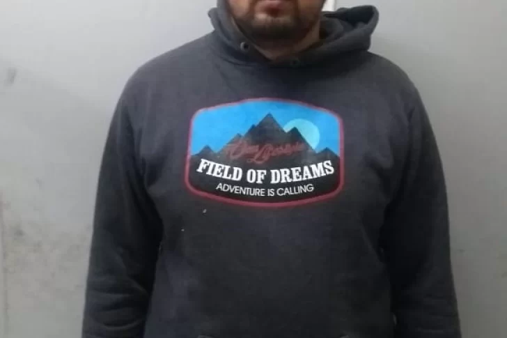 Atacó a su ex con un cuchillo, le destruyó el colchón a puntazos e intentó robarle