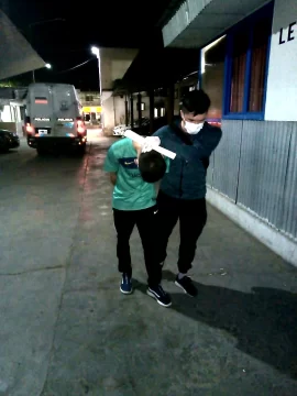 Cae un sujeto que intentó robar en una casa, amenazó a vecinos y disparó a policías Cae un sujeto que intentó robar en una casa, amenazó a vecinos y disparó a policías