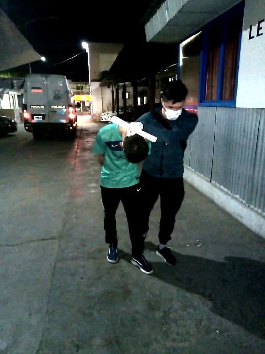 Cae un sujeto que intentó robar en una casa, amenazó a vecinos y disparó a policías Cae un sujeto que intentó robar en una casa, amenazó a vecinos y disparó a policías