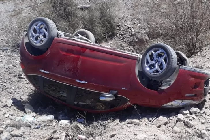 Un policía se salió de la calzada y volcó antes de llegar al Jardín de los Poetas