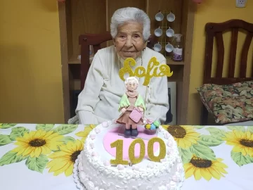 Los 100 años de Sofía: come de todo, no toma remedios y juega a la escoba, su gran receta Los 100 años de Sofía: come de todo, no toma remedios y juega a la escoba, su gran receta