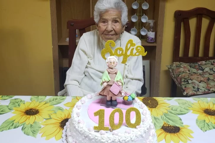 Los 100 años de Sofía: come de todo, no toma remedios y juega a la escoba, su gran receta