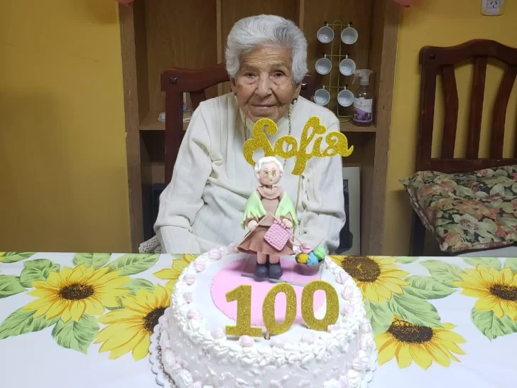 Los 100 años de Sofía: come de todo, no toma remedios y juega a la escoba, su gran receta Los 100 años de Sofía: come de todo, no toma remedios y juega a la escoba, su gran receta