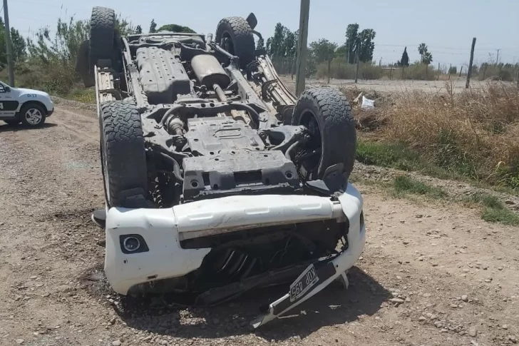 Un joven de 19 años se salvó de lo peor al volcar en su camioneta Toyota