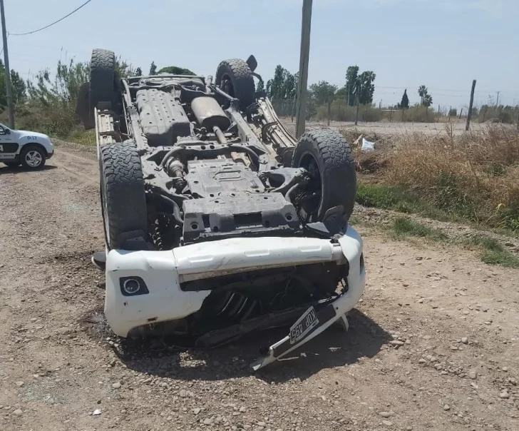 Un joven de 19 años se salvó de lo peor al volcar en su camioneta Toyota