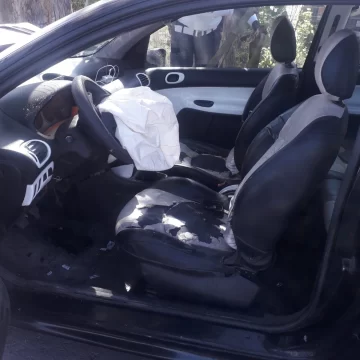 Chocó contra un árbol y fue asistido por un sujeto que luego le robó el celular y dinero Chocó contra un árbol y fue asistido por un sujeto que luego le robó el celular y dinero