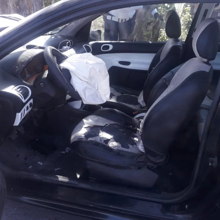 Chocó contra un árbol y fue asistido por un sujeto que luego le robó el celular y dinero Chocó contra un árbol y fue asistido por un sujeto que luego le robó el celular y dinero