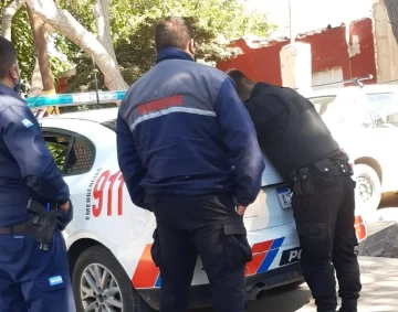 Bomberos capturaron a un sujeto que asaltó a una mujer con un cuchillo Bomberos capturaron a un sujeto que asaltó a una mujer con un cuchillo