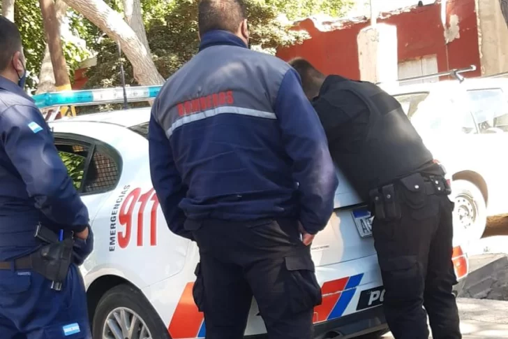 Bomberos capturaron a un sujeto que asaltó a una mujer con un cuchillo