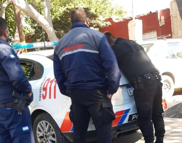 Bomberos capturaron a un sujeto que asaltó a una mujer con un cuchillo Bomberos capturaron a un sujeto que asaltó a una mujer con un cuchillo